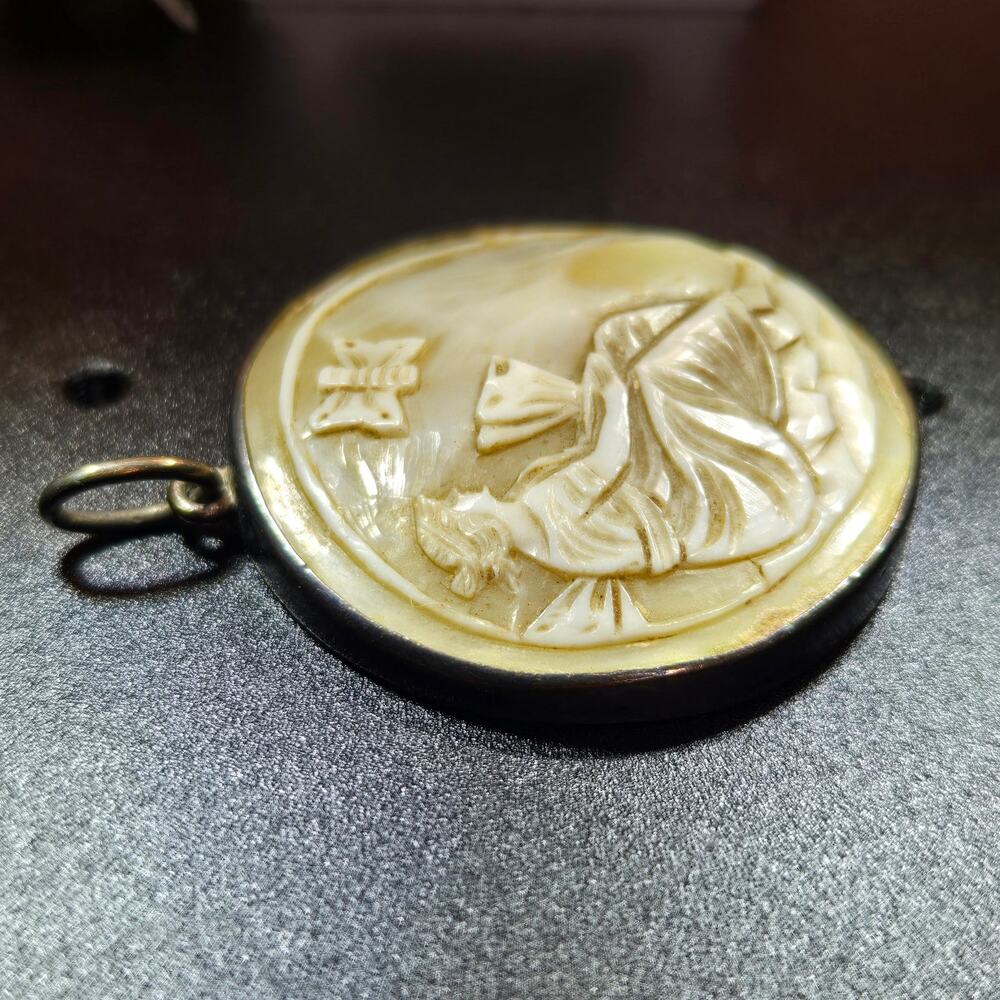 Antique Carved Mother of Pearl Shell Cameo Pendant Sacramental Medallion Silver - Picture 5 of 12